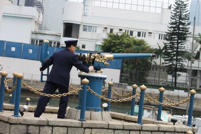 Noonday Gun attendant preparing the cannon at Causeway Bay